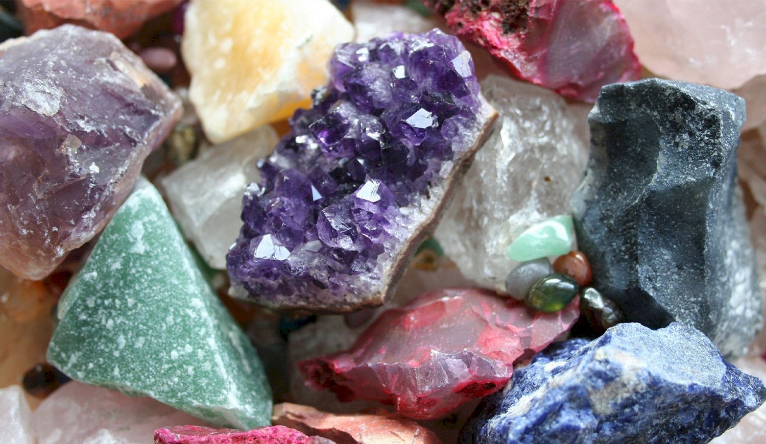 La energía mágica curativa y espiritual de cristales y gemas